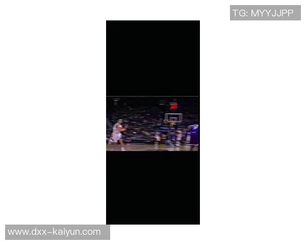 手感火热!克莱上半场火力全开,11分钟狂砍14分震撼全场